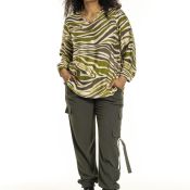 Studio mønstret bluse og grønne cargobukser med støvler, moderne plussize tøj til hverdagsbrug.