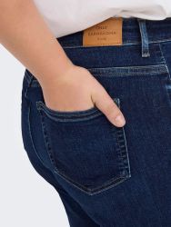 Blå denim plus size jeans med baglomme og brun mærkeetiket fra ONLY CARMACOMA.