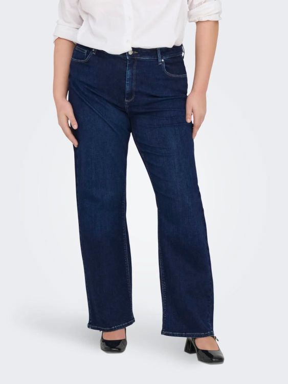 Blå plussize jeans i fuld længde med lige ben og klassisk design, fremhæver en afslappet og stilfuld look.