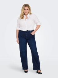 Moderne outfit med hvid skjorte og mørkeblå jeans i plussize, stylet til en smart hverdagslook.