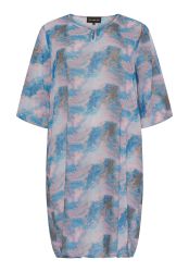 Plussize kjole med abstrakt print i blålige og lyserøde nuancer, designet med løs pasform og 3/4-ærmer.