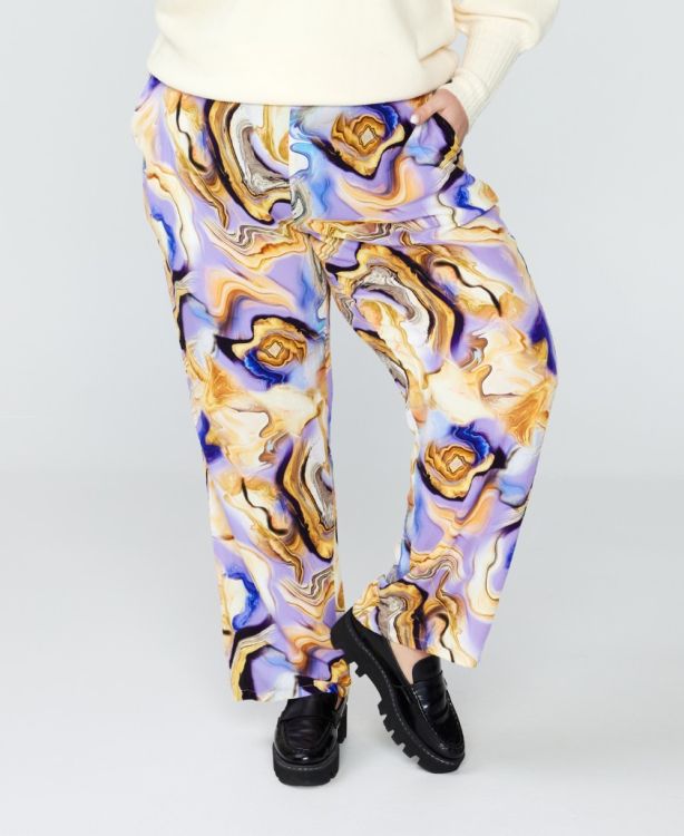 Marmormønstret plussize bukser i pastelfarver med afslappet snit og elastisk talje, vist med sorte chunky sko.