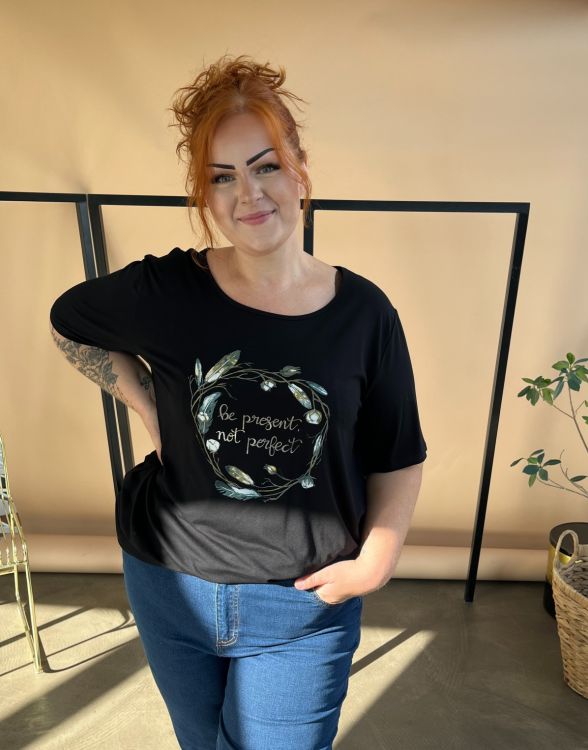 T-shirt fra No. 1 by OX - Be Present not perfect