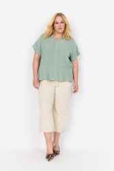 Casual plussize-udstyr med lysegrøn bluse og beige capri-bukser, komplet med dyreprint-fladsko.