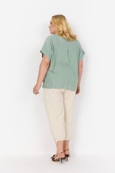 Pastelfarvet plus size t-shirt og beige chinos med frynsede kanter, vist i fuld figur med sideprofil, kombineret med leopardprint stiletter.