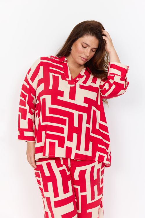 Geometrisk mønstret plussize bluse og bukser i rød og creme.