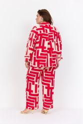 Stilfuldt plussize sæt med geometrisk mønster i rød og hvid, bestående af blazer og matchende bukser, komplet med gule hæle.