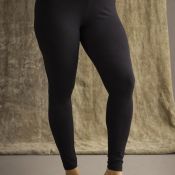 Sorte plussize leggings med elastik i taljen, fremstår behagelige og alsidige til både afslappede og smarte looks.