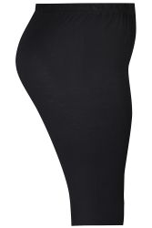 Sort plussize buks i elastisk stof med behagelig pasform, velegnet til alle former for lejligheder.
