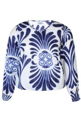 Mønstret bluse i plussize med blå blomstermotiver på hvid baggrund, langærmet, perfekt til smart hverdagsbrug.