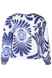 Plussize bluse med blåt og hvidt mønster, lange ærmer og rund hals, egnet til både fest og hverdagsbrug. Fri fragt over 699 kr.