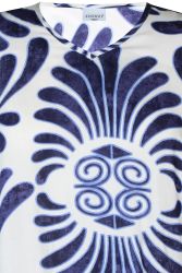 Mønstret top med grafisk design i blå nuancer og hvid baggrund, mærket ZHENZI, plussize mode.
