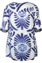Bluse med blåt mønster på hvid baggrund, trekvartærmet og netdetalje. Perfekt til plussize garderobe.