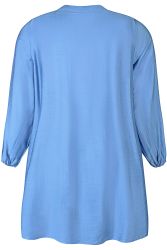 Blå plussize skjortebluse set bagfra med 3/4-ærmer og rund halsudskæring, designet til stilfulde og afslappede outfits.