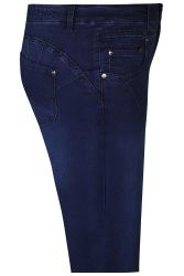 Mørkeblå stretchjeans i plussize med diskrete lommedetaljer og ensfarvet vask, velegnet til både hverdag og kontor.