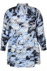 Plussize skjorte med abstrakt blåt og sort mønster på hvid baggrund, langærmet design, velegnet til forskellige anledninger. Fri fragt ved køb over 699 kr.