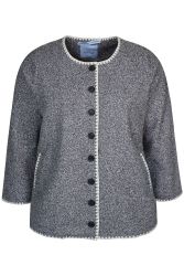 Elegant gråmeleret jakke med rund hals, kontrastkanter og frontknapper, designet til plussize mode.