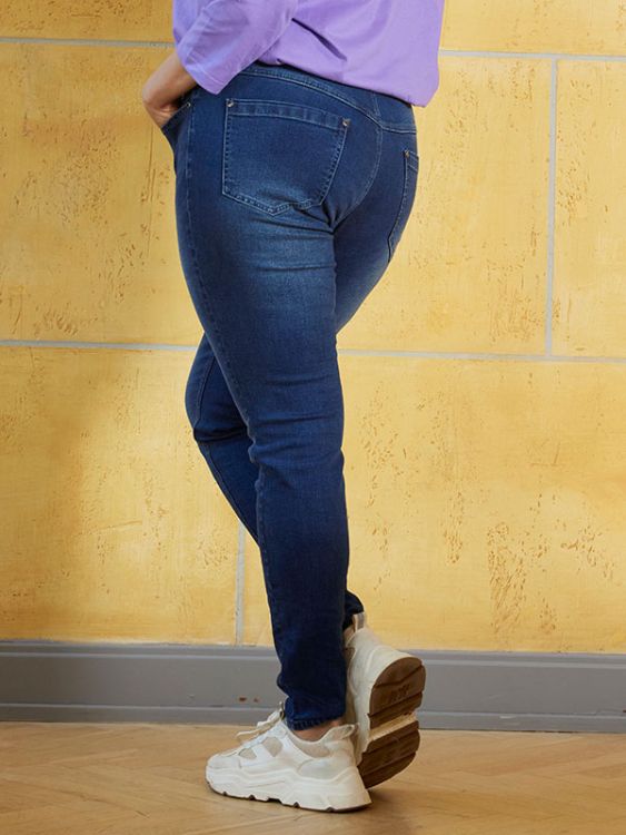 Komfortable denim bukser fra Zhenzi med strækbarhed og praktiske lommer