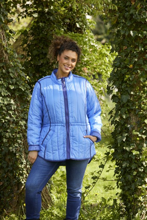 Elea jakke fra Zhenzi med figursyet pasform og praktiske forlommer