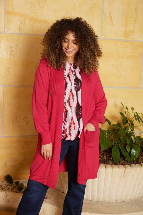 Raspberry Kogle cardigan fra Zhenzi i en flot og moderne stil.