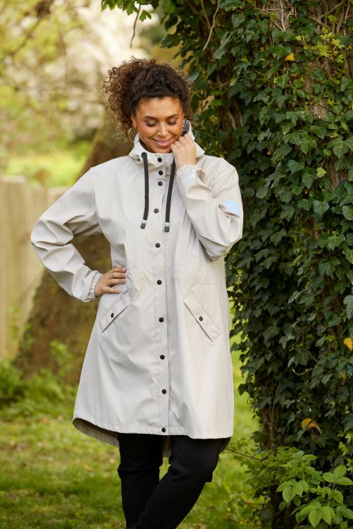 Zhenzi regnjakke med hætte, lommer og elastik ved ærmer