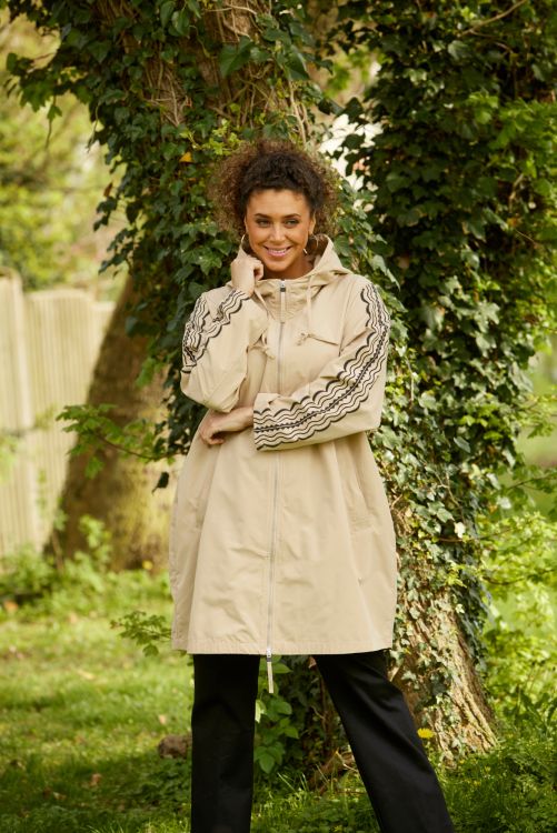 Smart forårs- og sommerjakke fra Zhenzi med fast hætte.