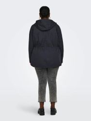 Bagpå CarlOrca canvas parka jakken med fokus på hættedesign