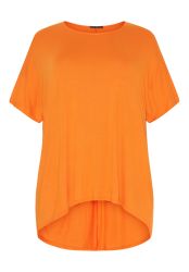 Løstsiddende T-shirt i let viskose med rund hals.