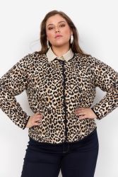 Model iført en Wasabi leopardjakke i plus-size – perfekt til hverdagen