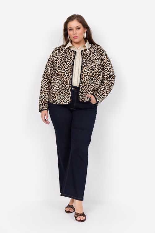 Trendy leopardprint jakke i plus-size, stylet med mørke jeans og skjorte