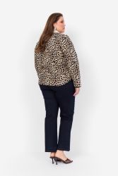 Stilfuld leopardjakke med elegant snit og knapper foran.