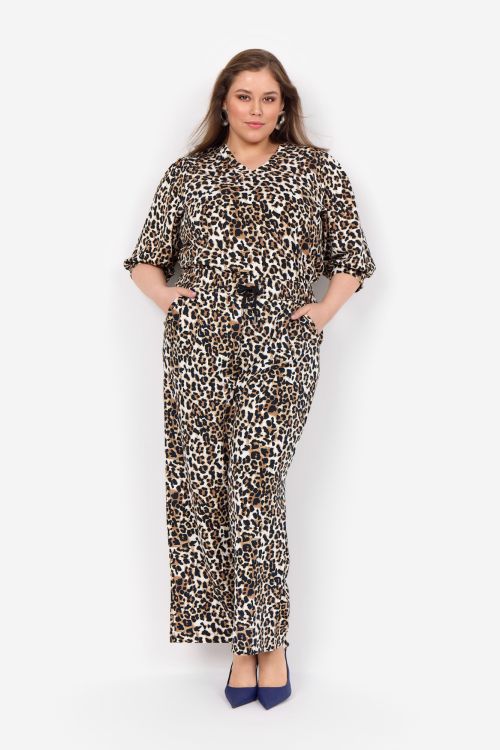 Trendy plus-size leopardbukser med snøre i taljen og sidelommer.