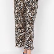 Behagelige og stilfulde leopardbukser til kvinder i plus-size.