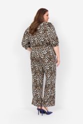 Model iført leopardmønstrede bukser i plus-size, stylet med blå hæle.