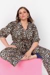 Wasabi leopardbluse i plus-size med V-hals og korte ærmer.