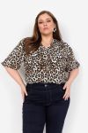 Let og luftig leopardprint bluse med en flatterende pasform