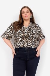 Let og luftig leopardprint bluse med en flatterende pasform