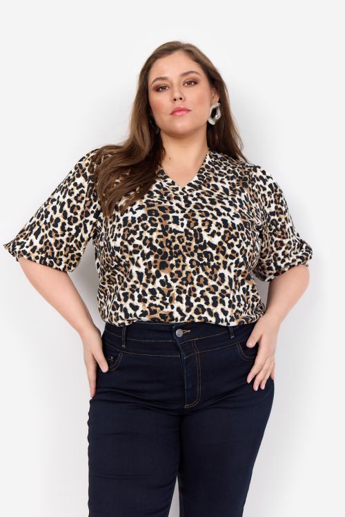 Let og luftig leopardprint bluse med en flatterende pasform