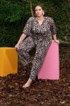 Wasabi leopardbukser i plus-size med elastisk talje og afslappet pasform.