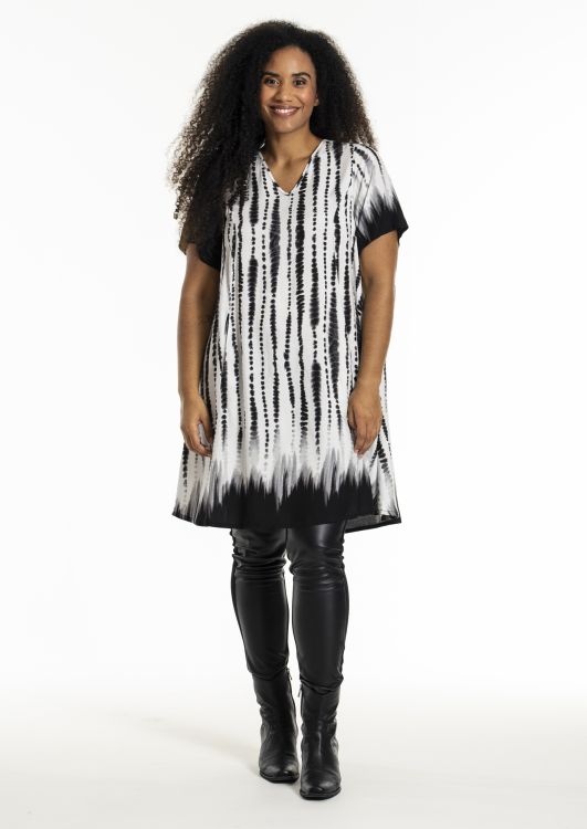 Smuk Birgitte kjole med sort-hvidt print