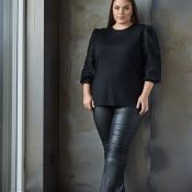 Klassisk sort bluse med elegante blondeærmer