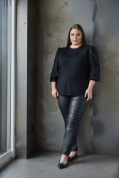 Klassisk sort bluse med elegante blondeærmer