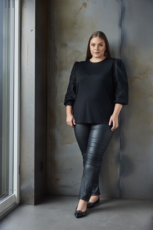 Klassisk sort bluse med elegante blondeærmer