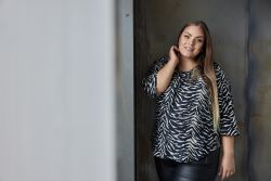 Rynket halsudskæring for et feminint touch