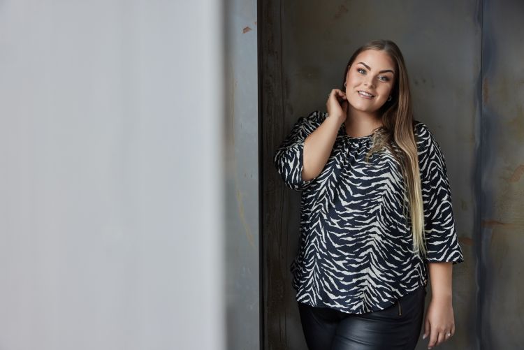 Rynket halsudskæring for et feminint touch