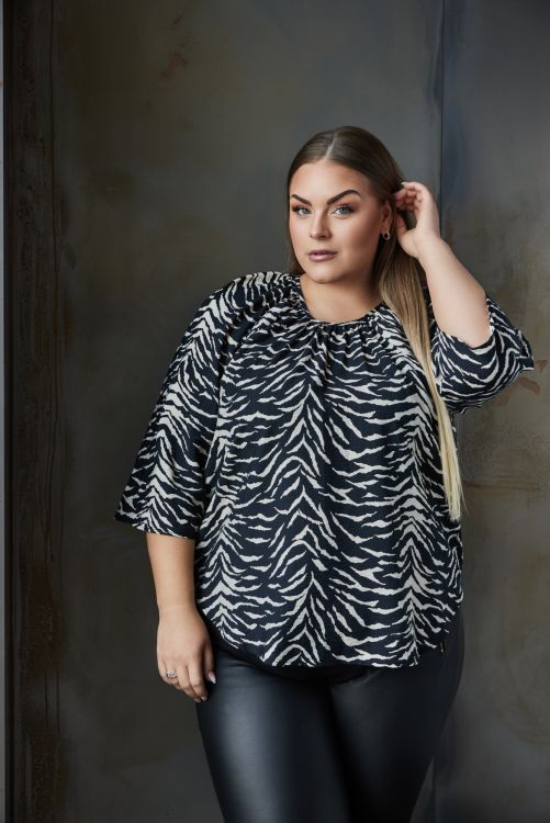 Elegant bluse med moderne leopardprint