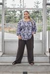 Let og luftig bluse i smukt lilla print