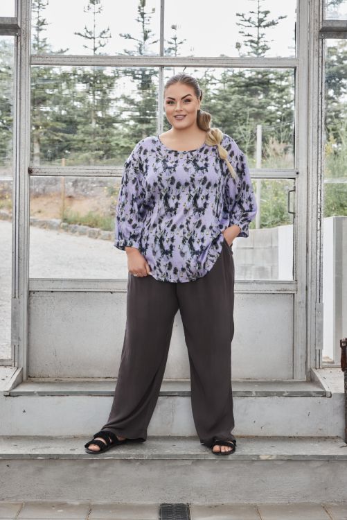 Let og luftig bluse i smukt lilla print