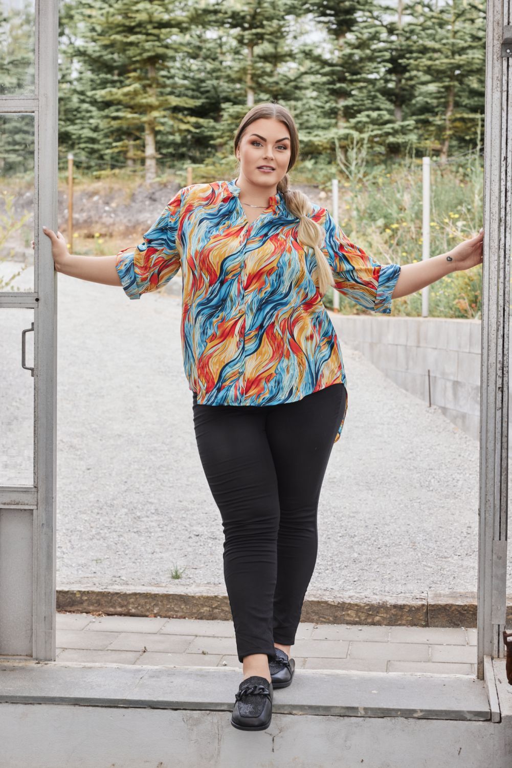 Farverig skjortebluse med unikt bølgemønster