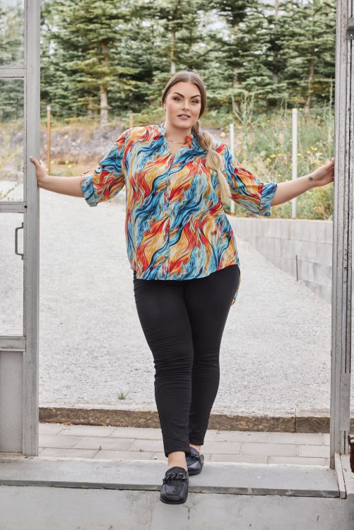 Farverig skjortebluse med unikt bølgemønster